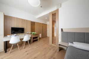 Televízia a/alebo spoločenská miestnosť v ubytovaní Apartments "Wolska Residence"