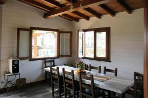 een eetkamer met een houten tafel en stoelen bij Il casale di rosaria in Zagarolo
