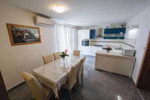 Kuchyň nebo kuchyňský kout v ubytování Apartment Danica