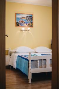 um quarto com uma cama branca e uma pintura na parede em Apartment Danica em Split