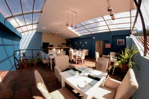 Uma área de estar em Cooper Hotel Boutique