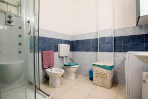 a bathroom with a toilet and a sink and a shower at DELPOSTO Marina di Ragusa (az) in Marina di Ragusa +6 photos