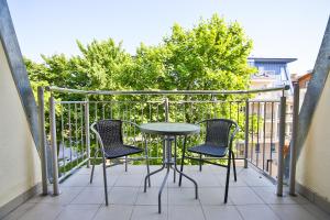 - balkon ze stołem i krzesłami w obiekcie Apartamenty Świnoujście - Róża Wiatrów w Świnoujściu +3 zdjęcia