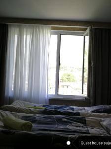 Katil atau katil-katil dalam bilik di Guesthouse Suja