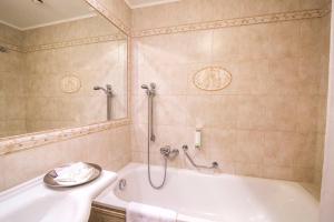 un bagno con vasca e lavandino di Karlsbad Grande Madonna a Karlovy Vary