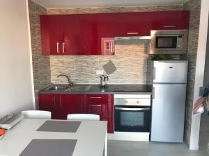 Kuchyňa alebo kuchynka v ubytovaní Bonito apartamento Complejo Orlando