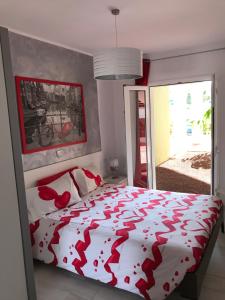 阿德赫的住宿－Bonito apartamento Complejo Orlando，一间卧室,配有一张红色的床