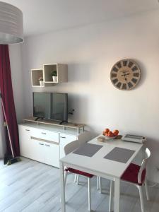 Televízia a/alebo spoločenská miestnosť v ubytovaní Bonito apartamento Complejo Orlando
