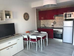 Kuchyňa alebo kuchynka v ubytovaní Bonito apartamento Complejo Orlando