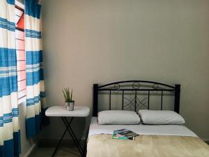 a bedroom with a bed and a table with a plant at Hostal Andaina in Oaxaca City