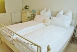 a bedroom with two beds with white sheets and pillows at Residence Kingshill in Eppstein