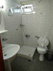 ゲオルギオポリスにあるArmonia GeoStudiosのトイレと洗面台のある小さなバスルーム +12枚の写真