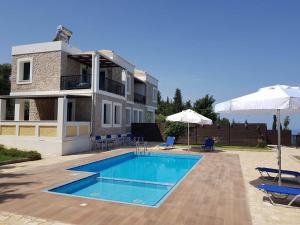 uma casa com piscina ao lado de um edifício em Villa Vera em Ayios Nikitas