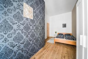 ブダペストにあるNyár 3 Bedroom Centre Entire Homeの青い壁のベッドルーム1室(ベッド1台付)