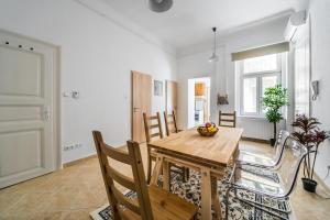 jadalnia z drewnianym stołem i krzesłami w obiekcie Nyár 3 Bedroom Centre Entire Home w Budapeszcie