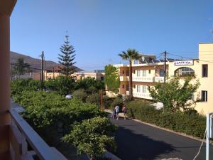 ゲオルギオポリスにあるArmonia GeoStudiosの二人の建物前の通りを歩く