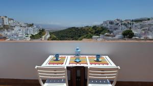 una mesa y sillas con vistas a la ciudad en Holiday home La Atalaya de Vejer, en Vejer de la Frontera
