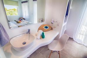 Kúpeľňa v ubytovaní Sole Mare Villa + 22 fotografií