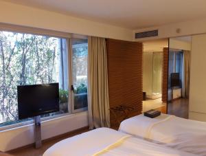 pokój hotelowy z 2 łóżkami i dużym oknem w obiekcie CasaCalma Hotel w BuenosAires