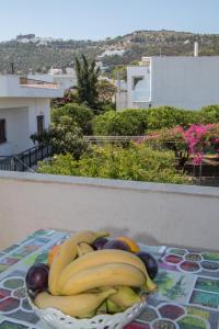 a bowl of bananas and other fruit on a table at Villa Zacharo in Skala