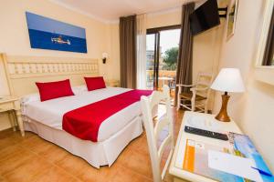 Łóżko lub łóżka w pokoju w obiekcie Bell Port Hotel