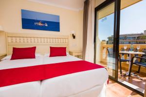Łóżko lub łóżka w pokoju w obiekcie Bell Port Hotel