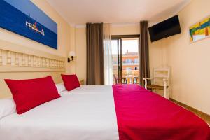 Łóżko lub łóżka w pokoju w obiekcie Bell Port Hotel