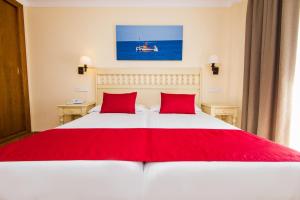 Łóżko lub łóżka w pokoju w obiekcie Bell Port Hotel