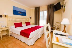 Łóżko lub łóżka w pokoju w obiekcie Bell Port Hotel