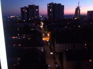 Blick auf eine Stadt in der Nacht mit Gebäuden in der Unterkunft Deichstern in Bremerhaven