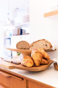 um prato de croissants e pão no balcão em Trevose Harbour House em St. Ives