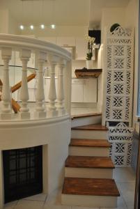 - un escalier blanc avec une cheminée dans la cuisine dans l'établissement Domus Antiqua San Lorenzo, à Gênes