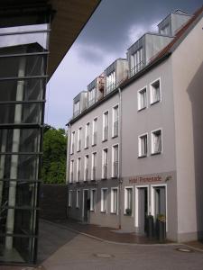 un edificio blanco alto con un letrero. en Hotel zur Promenade, en Donauwörth