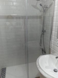 eine Dusche mit Glastür neben einem Waschbecken in der Unterkunft Calle Suecia in Torrevieja