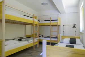Divstāvu gulta vai divstāvu gultas numurā naktsmītnē Apart & Hostel Konjic