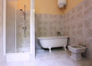 Ένα μπάνιο στο Domaine du Lampy-Neuf +19 φωτογραφίες