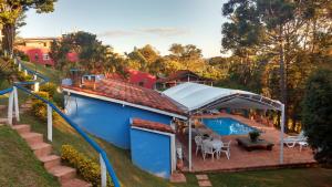 an overhead view of a blue house with a pool at Pousada Recanto das Girafas in Cunha