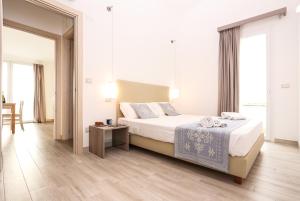 アルゲーロにあるAlma di Alghero Apartmentsのベッドルーム1室(ベッド1台、大きな窓付)