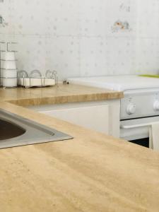 uma cozinha com um balcão e um lavatório em Aurora Home em Alcamo Marina