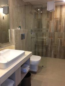 Un baño de Hotel Barahi Pokhara