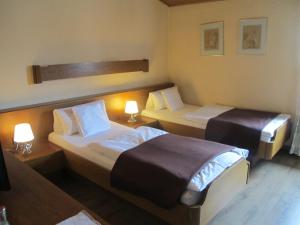 Postel nebo postele na pokoji v ubytování Gasthaus Zum Rothenberg