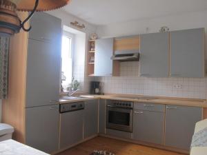 eine Küche mit Küchengeräten aus Edelstahl und einem Fenster in der Unterkunft Gasthaus Zum Rothenberg in Lemberg