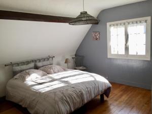 um quarto com uma cama grande e 2 janelas em au calme à Etretat em Étretat