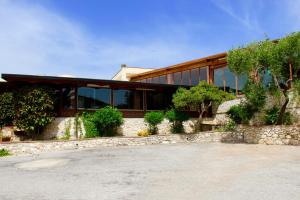 ein Gebäude mit vielen Fenstern darauf in der Unterkunft Villaggio Turistico Defensola in Vieste