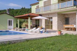 Bazén v ubytovaní Apartments Cekada alebo v jeho blízkosti