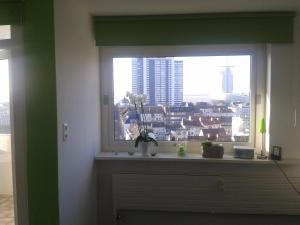 ein Fenster mit Stadtblick in der Unterkunft Deichstern in Bremerhaven