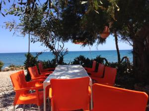 einen Tisch und Stühle am Strand mit Meerblick in der Unterkunft Casa Anavicente ON the beach in Calnegre