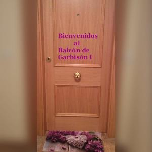 ロダ・デ・イサベナにあるBalcón de Garbisón Iの看板付きの扉