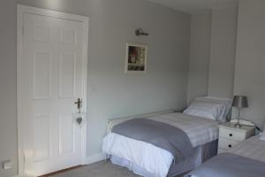Giường trong phòng chung tại 5 mins walk to Carrick - Sleeps 12 - Off road parking - Modern house