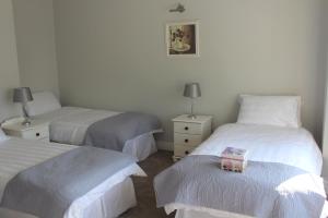 Giường trong phòng chung tại 5 mins walk to Carrick - Sleeps 12 - Off road parking - Modern house
